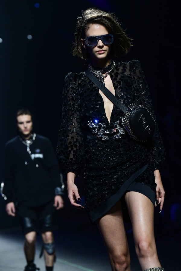 El diseñador Philipp Plein no deja a nadie indiferente con sus creaciones y puestas en escena. En su último desfile, el alemán ha querido dejar huella, de fuego y ceniza, y marcar un antes y después en Milan, la ciudad de la moda italiana.