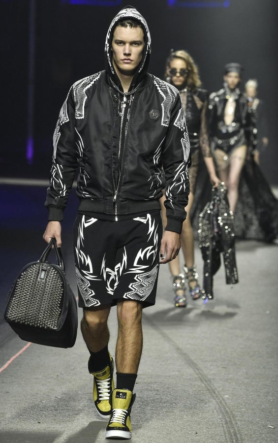 El diseñador Philipp Plein no deja a nadie indiferente con sus creaciones y puestas en escena. En su último desfile, el alemán ha querido dejar huella, de fuego y ceniza, y marcar un antes y después en Milan, la ciudad de la moda italiana.