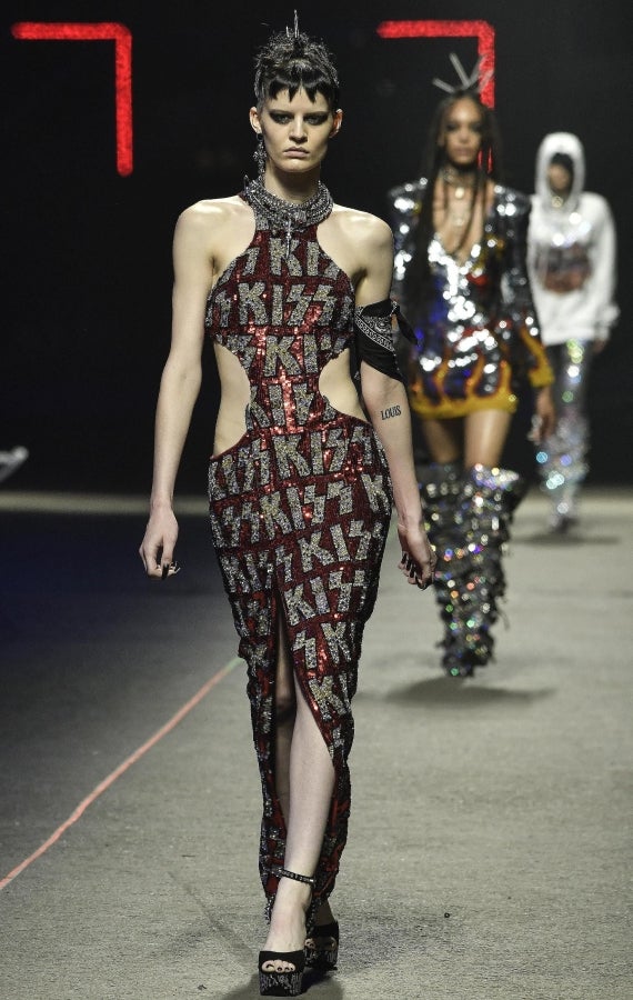 El diseñador Philipp Plein no deja a nadie indiferente con sus creaciones y puestas en escena. En su último desfile, el alemán ha querido dejar huella, de fuego y ceniza, y marcar un antes y después en Milan, la ciudad de la moda italiana.