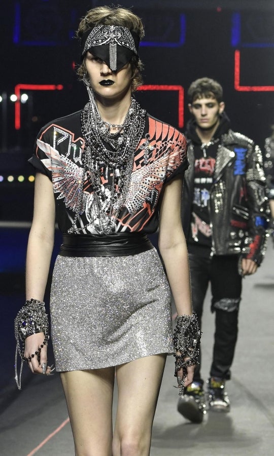 El diseñador Philipp Plein no deja a nadie indiferente con sus creaciones y puestas en escena. En su último desfile, el alemán ha querido dejar huella, de fuego y ceniza, y marcar un antes y después en Milan, la ciudad de la moda italiana.