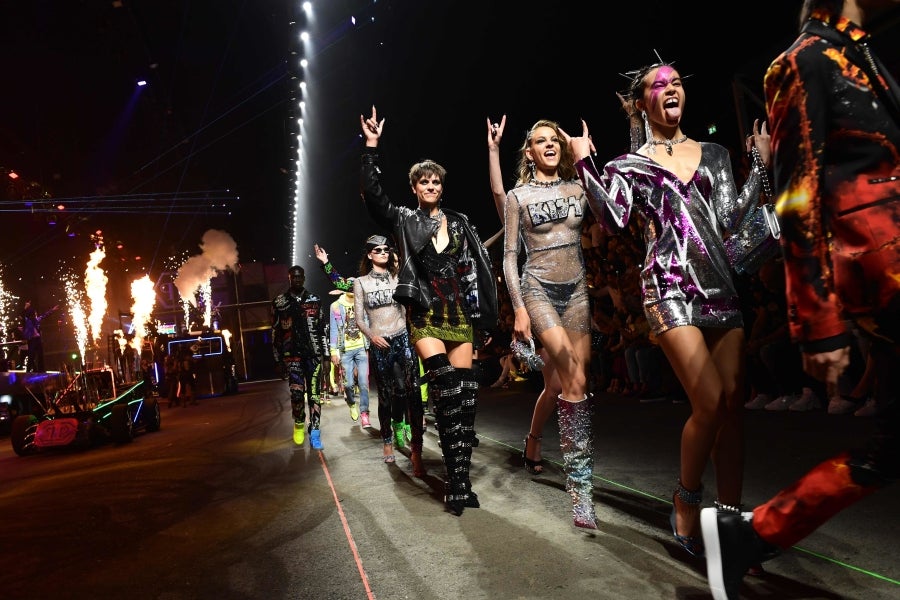 El diseñador Philipp Plein no deja a nadie indiferente con sus creaciones y puestas en escena. En su último desfile, el alemán ha querido dejar huella, de fuego y ceniza, y marcar un antes y después en Milan, la ciudad de la moda italiana.