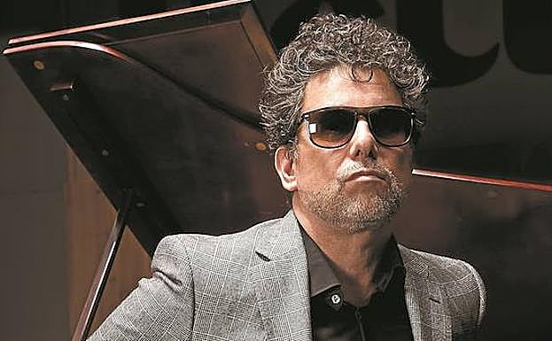«Soy un ácrata que no reconoce gobierno ni asamblea que recorte nuestra libertad», proclama Calamaro.