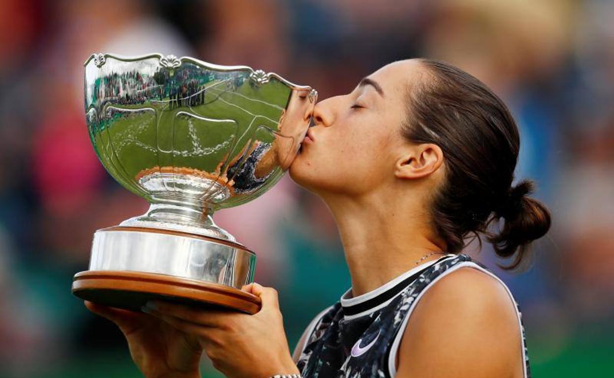 Caroline García, besando el trofeo.