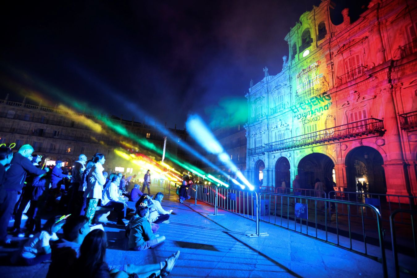 El Festival Luz y Vanguardias de Salamanca ha cerrado este domingo su cuarta edición, con la proyección durante cuatro noches de obras audiovisuales de autores consagrados y jóvenes promesas, con los edificios históricos de la ciudad castellana como lienzo.