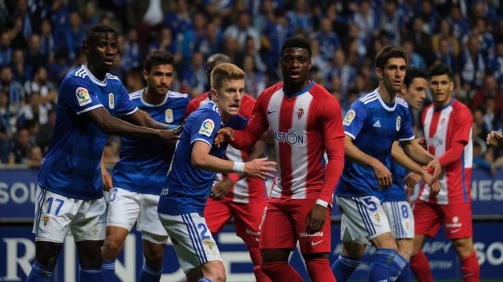 Imagen secundaria 1 - Arriba, partido entre dos históricos, Zaragoza-Las Palmas, de esta pasada temporada. Abajo, derbi asturiano, Oviedo-Sporting.