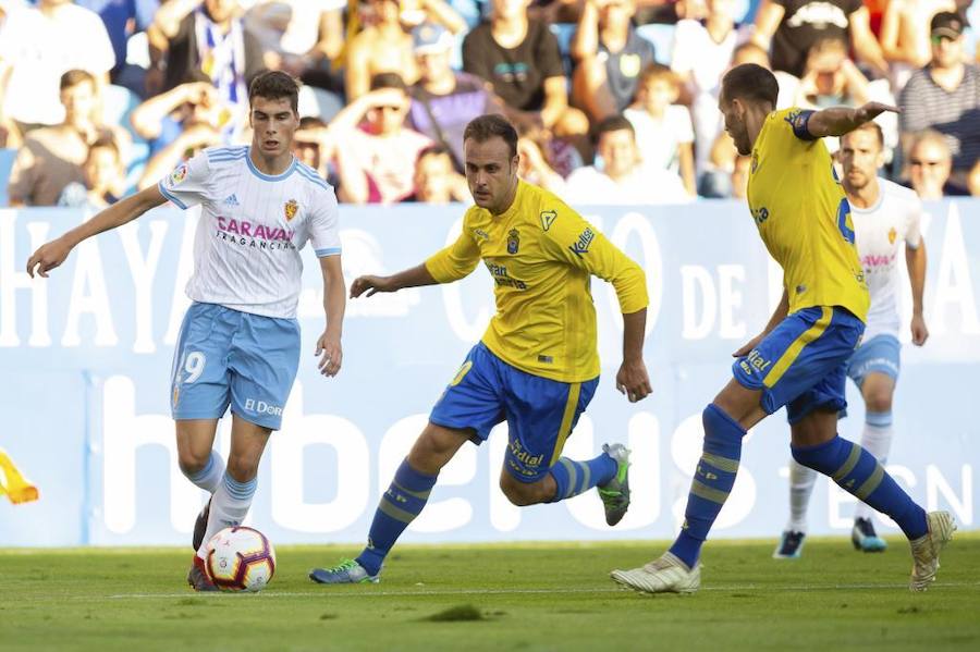 Imagen principal - Arriba, partido entre dos históricos, Zaragoza-Las Palmas, de esta pasada temporada. Abajo, derbi asturiano, Oviedo-Sporting.