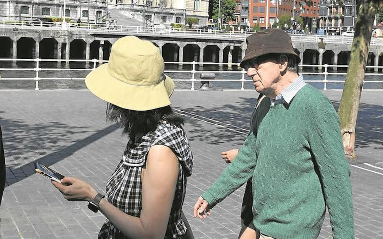 Woody Allen y Soon-Yi Previn, frente al ayuntamiento bilbaíno. 