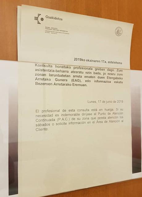 Imagen - Un sanitario informa a sus pacientes mediante una nota de que no se presentará en consulta por la huelga.