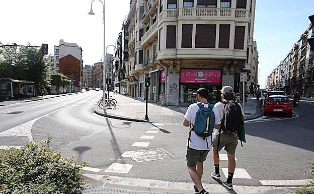 La agresión se produjo en este paso de cebra, entre las calles Miracruz y Gran Vía de Gros, en Donostia.