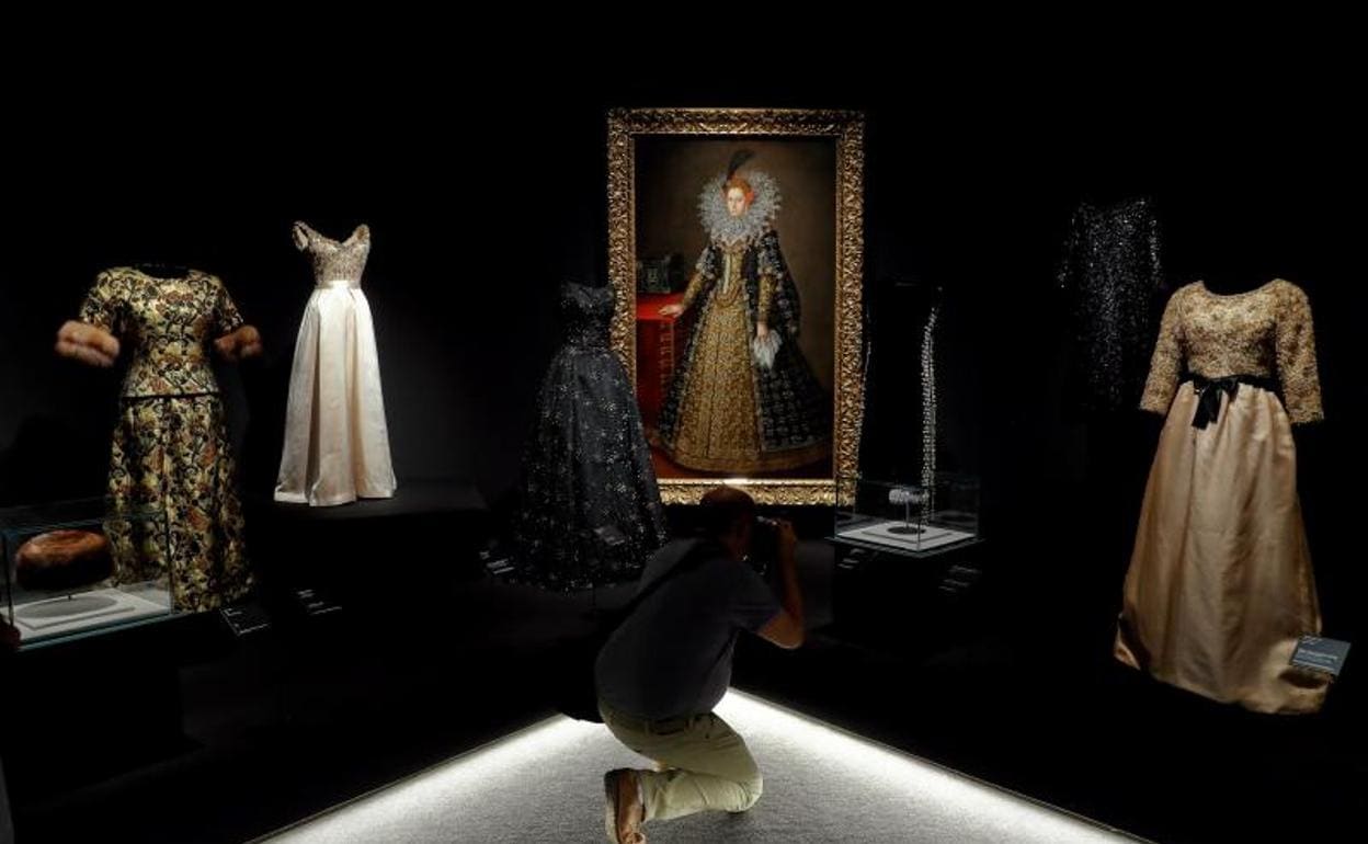 Vista de la exposición «Balenciaga y la pintura española», con la que el Museo Thyssen-Bornemisza de Madrid rinde homenaje al diseñador Cristóbal Balenciaga 