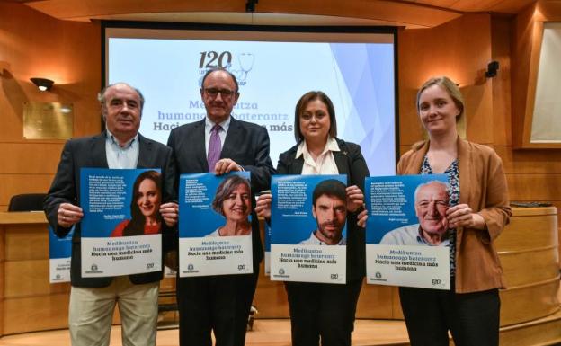 Los responsables del Colegio Oficial de Médicos de Gipuzkoa presentando la campaña. 