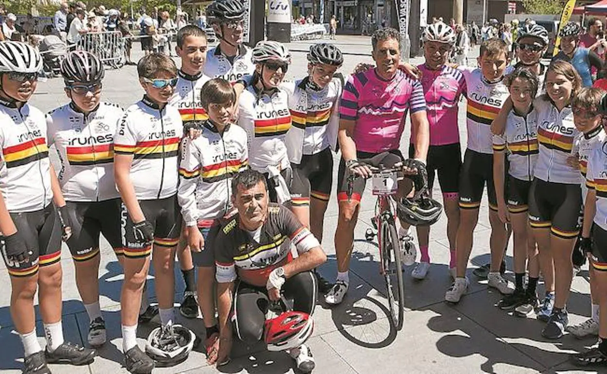 Miguel Indurain y Juanma Garate posaron con los integrantes de la escuela del Club Ciclista Irunés. 