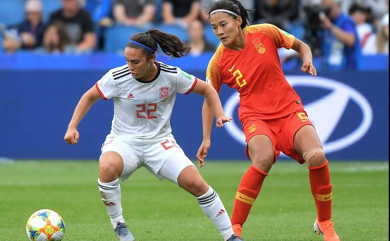 Nahikari García disputa el balón con una juagdora china.