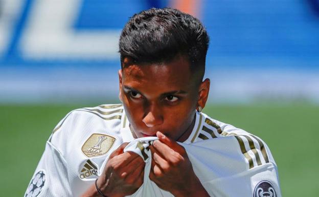 Rodrygo besa el escudo del Real Madrid. 