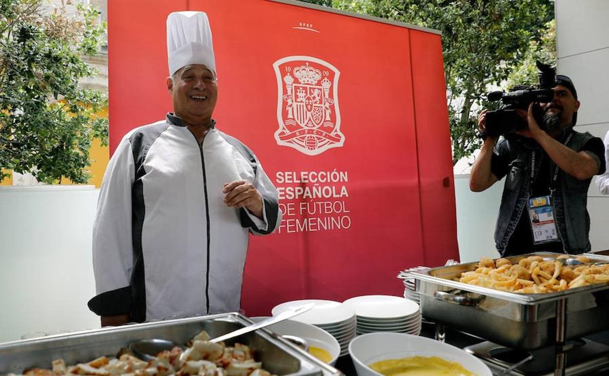 Javier Arbizu en el hotel de la selección española femenina.