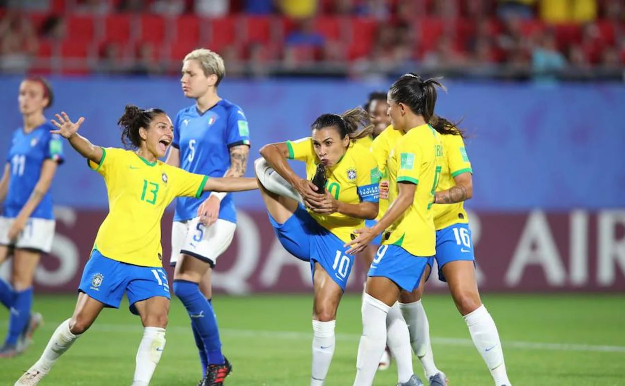 Marta celebra su 17º gol en un Mundial. 