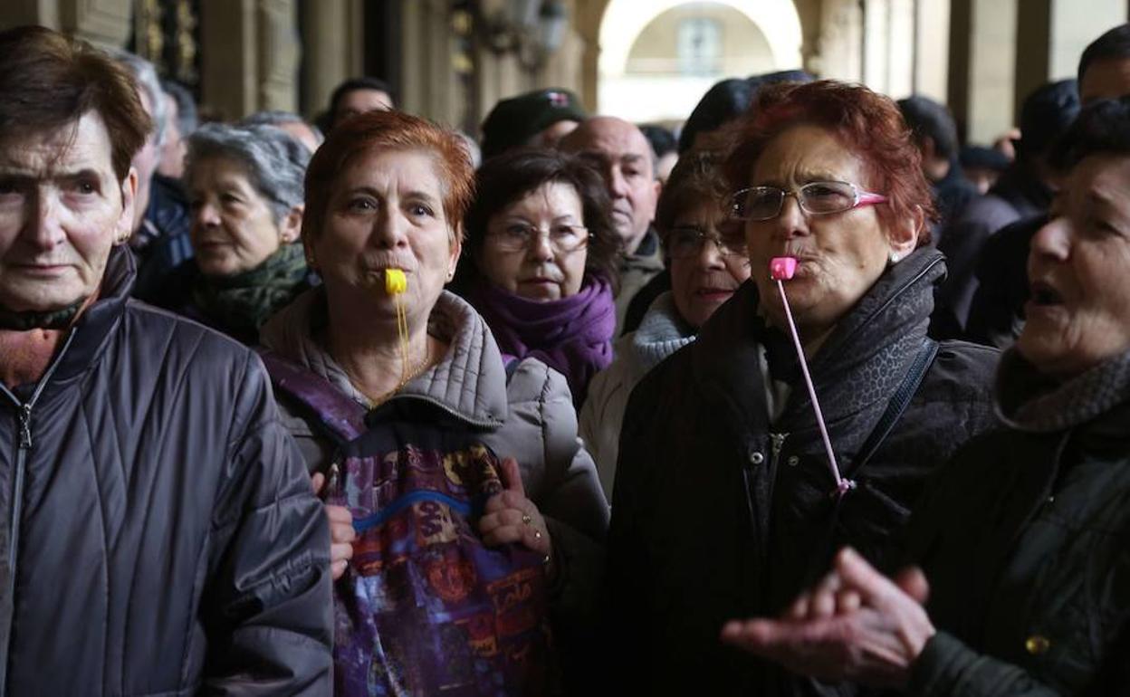 Concentración de jubilados y pensionistas en los soportales de la Diputación Foral de Gipuzkoa, el lustro pasado.