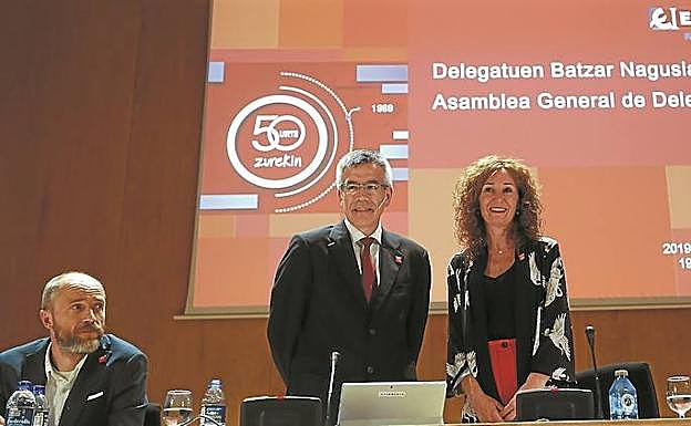 El presidente del grupo Eroski, Agustín Markaide, y la presidenta del Consejo Rector, Leire Mugerza, ante la asamblea.