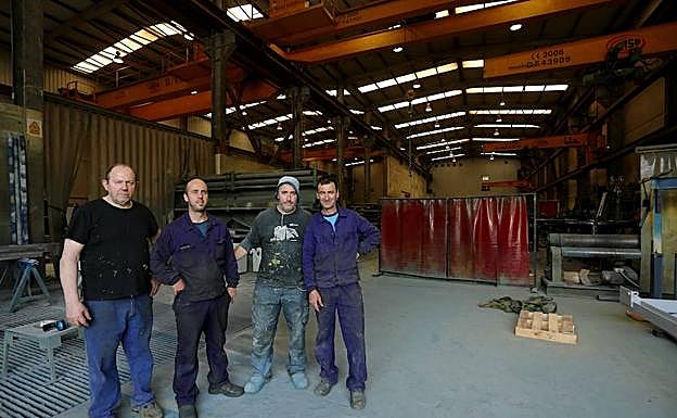 Ángel y Patxi junto a parte del equipo de la calderería Talde, empresa de la que José Luis Lancha era socio desde hacía décadas.