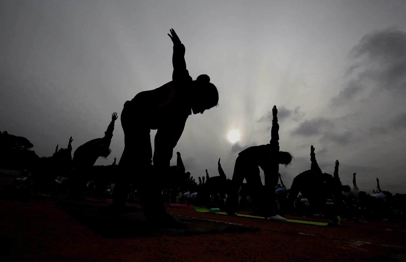 Este viernes se ha celebrado el Día Internacional del Yoga en todas las partes del mundo. Desde 2014 la ONU oficializó el 21 de junio como el Día Internacional del Yoga y cada vez son más las personas que participan. Actualmente más de 500 millones de personas practican yoga en el mundo. Una disciplina que suma adeptos gracias a la cantidad de beneficios que aporta en mente y cuerpo. 