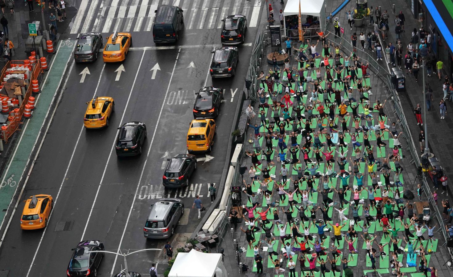 Este viernes se ha celebrado el Día Internacional del Yoga en todas las partes del mundo. Desde 2014 la ONU oficializó el 21 de junio como el Día Internacional del Yoga y cada vez son más las personas que participan. Actualmente más de 500 millones de personas practican yoga en el mundo. Una disciplina que suma adeptos gracias a la cantidad de beneficios que aporta en mente y cuerpo. 