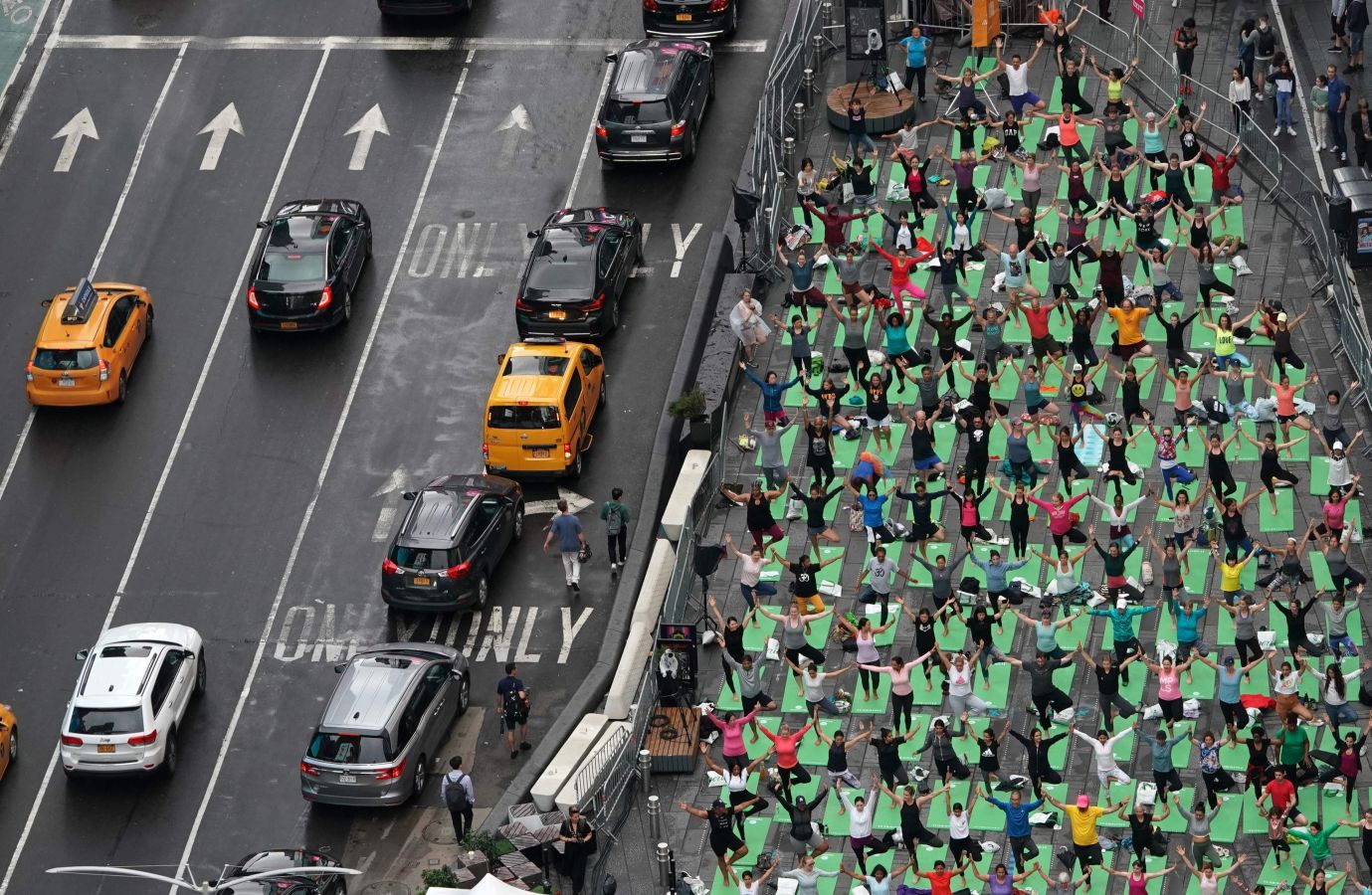 Este viernes se ha celebrado el Día Internacional del Yoga en todas las partes del mundo. Desde 2014 la ONU oficializó el 21 de junio como el Día Internacional del Yoga y cada vez son más las personas que participan. Actualmente más de 500 millones de personas practican yoga en el mundo. Una disciplina que suma adeptos gracias a la cantidad de beneficios que aporta en mente y cuerpo. 