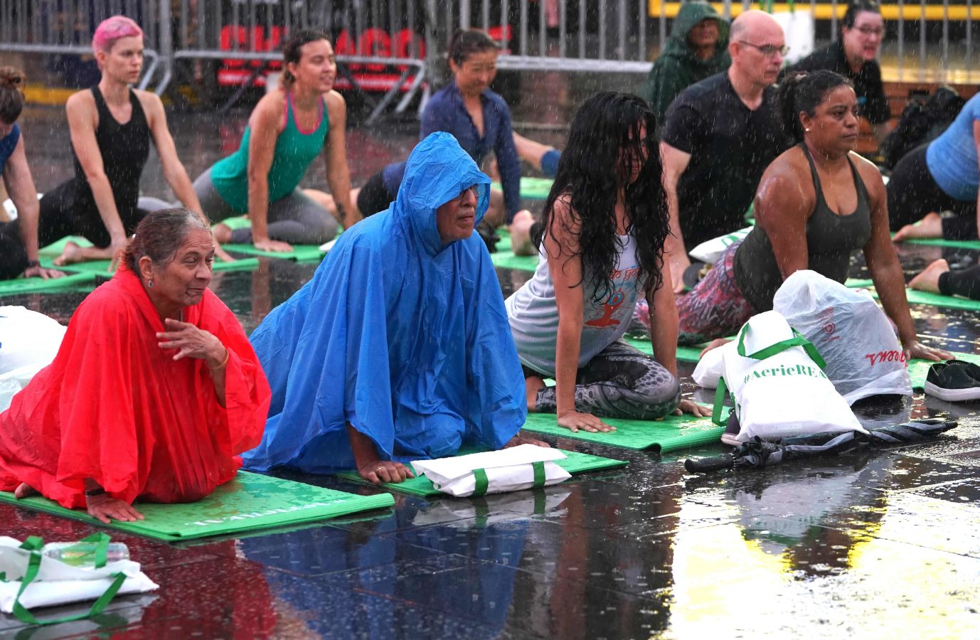 Este viernes se ha celebrado el Día Internacional del Yoga en todas las partes del mundo. Desde 2014 la ONU oficializó el 21 de junio como el Día Internacional del Yoga y cada vez son más las personas que participan. Actualmente más de 500 millones de personas practican yoga en el mundo. Una disciplina que suma adeptos gracias a la cantidad de beneficios que aporta en mente y cuerpo. 