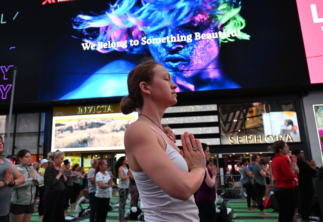 Este viernes se ha celebrado el Día Internacional del Yoga en todas las partes del mundo. Desde 2014 la ONU oficializó el 21 de junio como el Día Internacional del Yoga y cada vez son más las personas que participan. Actualmente más de 500 millones de personas practican yoga en el mundo. Una disciplina que suma adeptos gracias a la cantidad de beneficios que aporta en mente y cuerpo. 