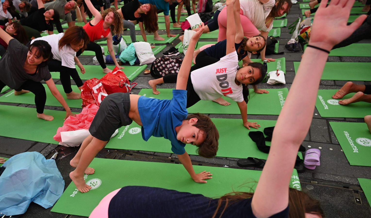 Este viernes se ha celebrado el Día Internacional del Yoga en todas las partes del mundo. Desde 2014 la ONU oficializó el 21 de junio como el Día Internacional del Yoga y cada vez son más las personas que participan. Actualmente más de 500 millones de personas practican yoga en el mundo. Una disciplina que suma adeptos gracias a la cantidad de beneficios que aporta en mente y cuerpo. 