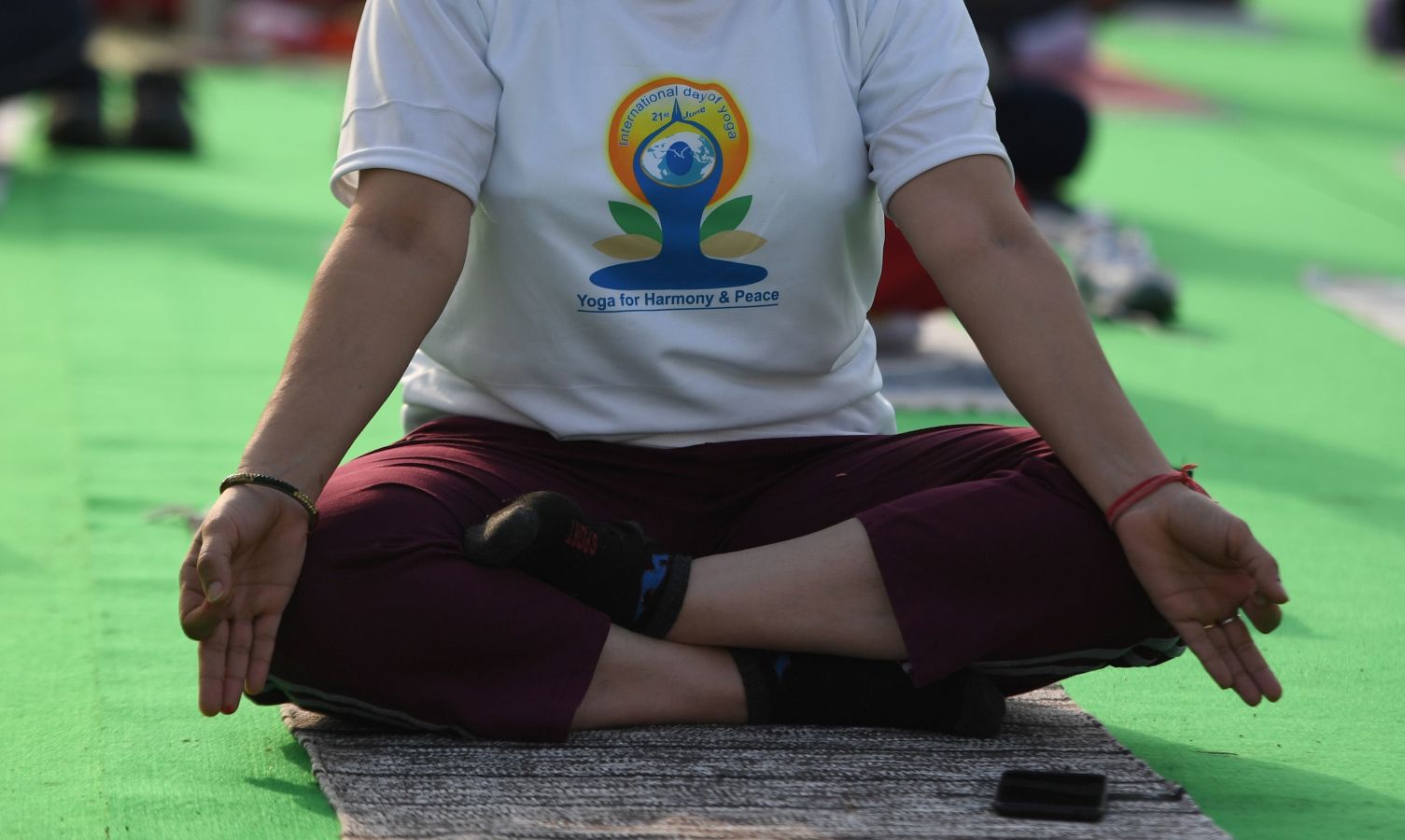 Este viernes se ha celebrado el Día Internacional del Yoga en todas las partes del mundo. Desde 2014 la ONU oficializó el 21 de junio como el Día Internacional del Yoga y cada vez son más las personas que participan. Actualmente más de 500 millones de personas practican yoga en el mundo. Una disciplina que suma adeptos gracias a la cantidad de beneficios que aporta en mente y cuerpo. 