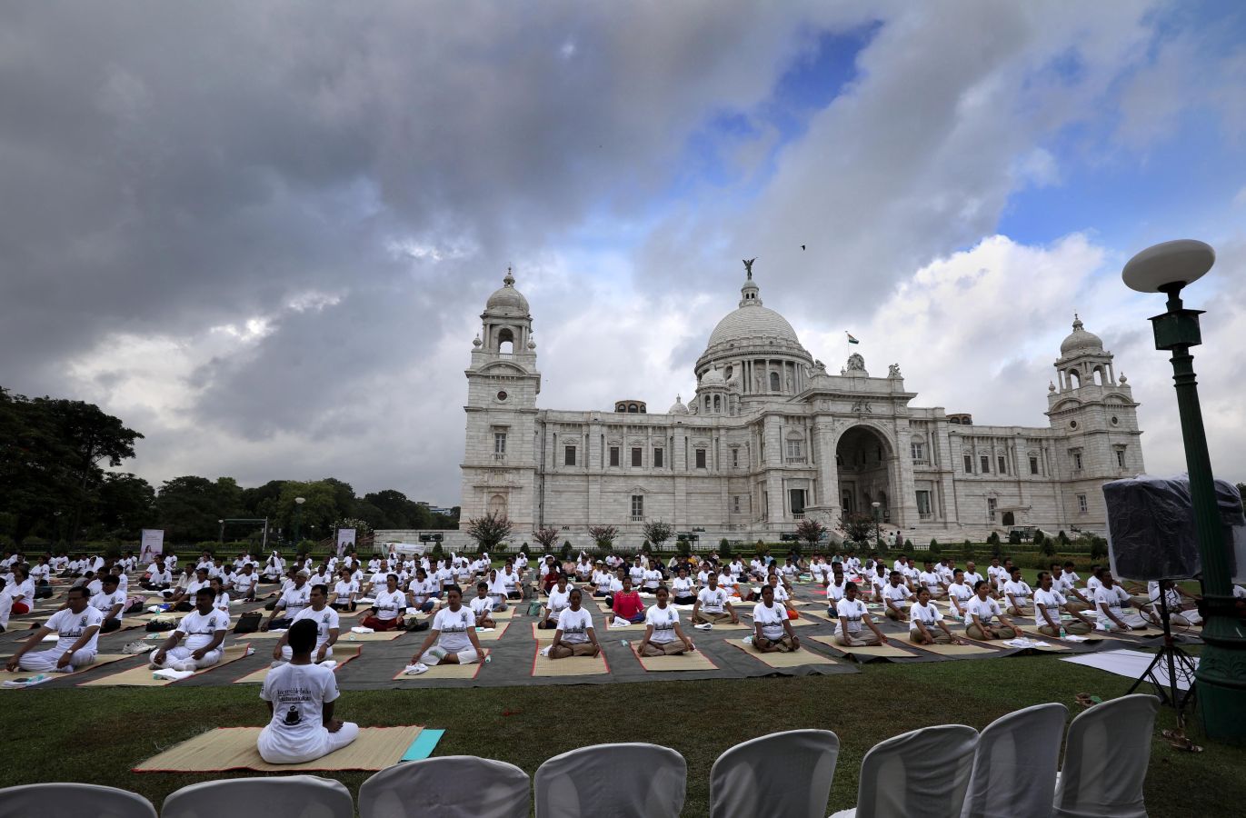 Este viernes se ha celebrado el Día Internacional del Yoga en todas las partes del mundo. Desde 2014 la ONU oficializó el 21 de junio como el Día Internacional del Yoga y cada vez son más las personas que participan. Actualmente más de 500 millones de personas practican yoga en el mundo. Una disciplina que suma adeptos gracias a la cantidad de beneficios que aporta en mente y cuerpo. 