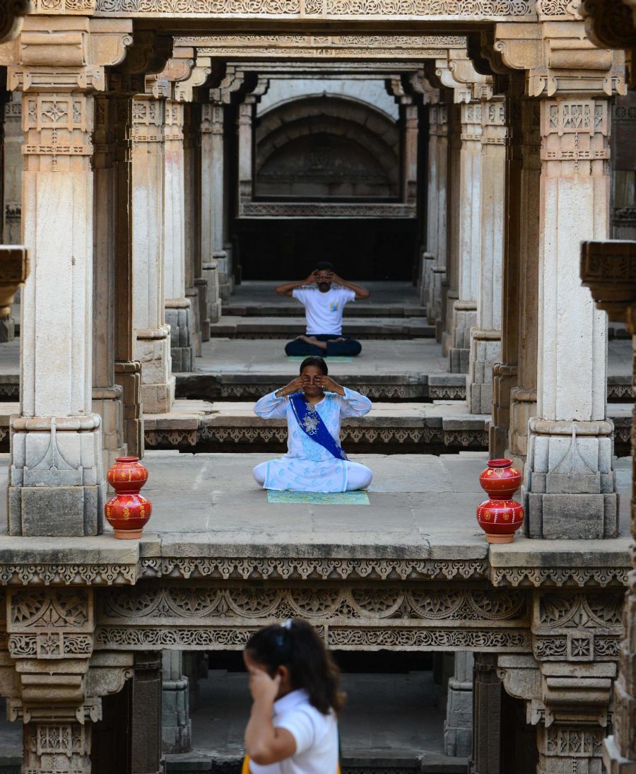 Este viernes se ha celebrado el Día Internacional del Yoga en todas las partes del mundo. Desde 2014 la ONU oficializó el 21 de junio como el Día Internacional del Yoga y cada vez son más las personas que participan. Actualmente más de 500 millones de personas practican yoga en el mundo. Una disciplina que suma adeptos gracias a la cantidad de beneficios que aporta en mente y cuerpo. 