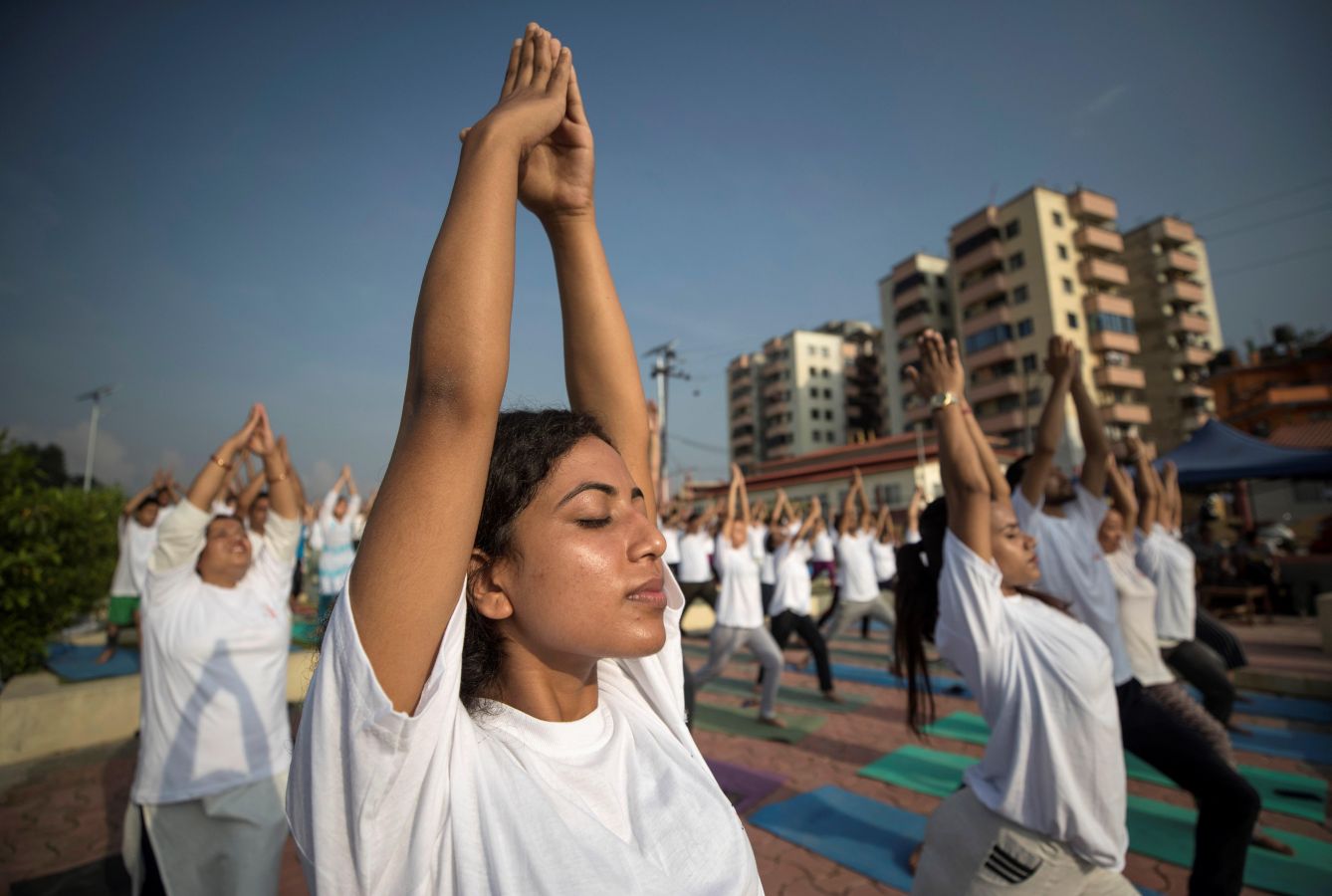 Este viernes se ha celebrado el Día Internacional del Yoga en todas las partes del mundo. Desde 2014 la ONU oficializó el 21 de junio como el Día Internacional del Yoga y cada vez son más las personas que participan. Actualmente más de 500 millones de personas practican yoga en el mundo. Una disciplina que suma adeptos gracias a la cantidad de beneficios que aporta en mente y cuerpo. 