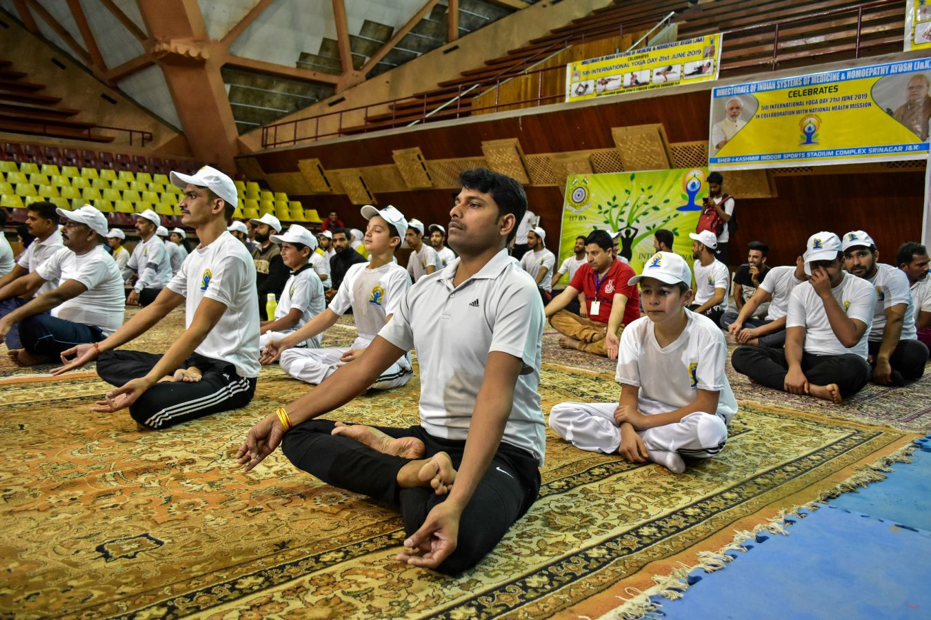 Este viernes se ha celebrado el Día Internacional del Yoga en todas las partes del mundo. Desde 2014 la ONU oficializó el 21 de junio como el Día Internacional del Yoga y cada vez son más las personas que participan. Actualmente más de 500 millones de personas practican yoga en el mundo. Una disciplina que suma adeptos gracias a la cantidad de beneficios que aporta en mente y cuerpo. 