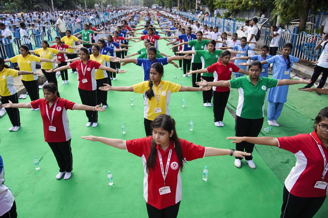 Este viernes se ha celebrado el Día Internacional del Yoga en todas las partes del mundo. Desde 2014 la ONU oficializó el 21 de junio como el Día Internacional del Yoga y cada vez son más las personas que participan. Actualmente más de 500 millones de personas practican yoga en el mundo. Una disciplina que suma adeptos gracias a la cantidad de beneficios que aporta en mente y cuerpo. 