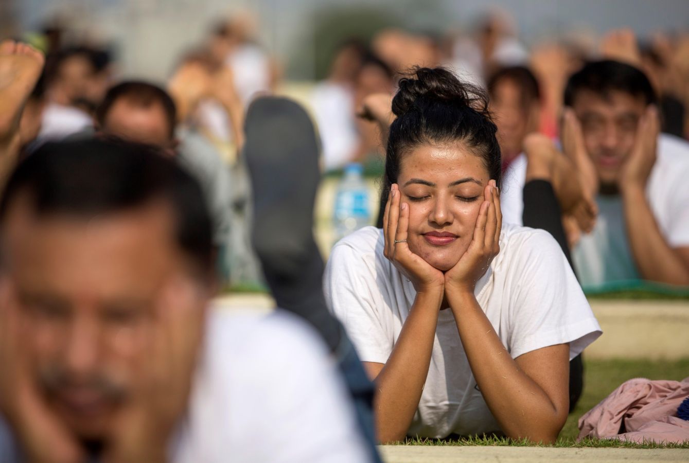 Este viernes se ha celebrado el Día Internacional del Yoga en todas las partes del mundo. Desde 2014 la ONU oficializó el 21 de junio como el Día Internacional del Yoga y cada vez son más las personas que participan. Actualmente más de 500 millones de personas practican yoga en el mundo. Una disciplina que suma adeptos gracias a la cantidad de beneficios que aporta en mente y cuerpo. 