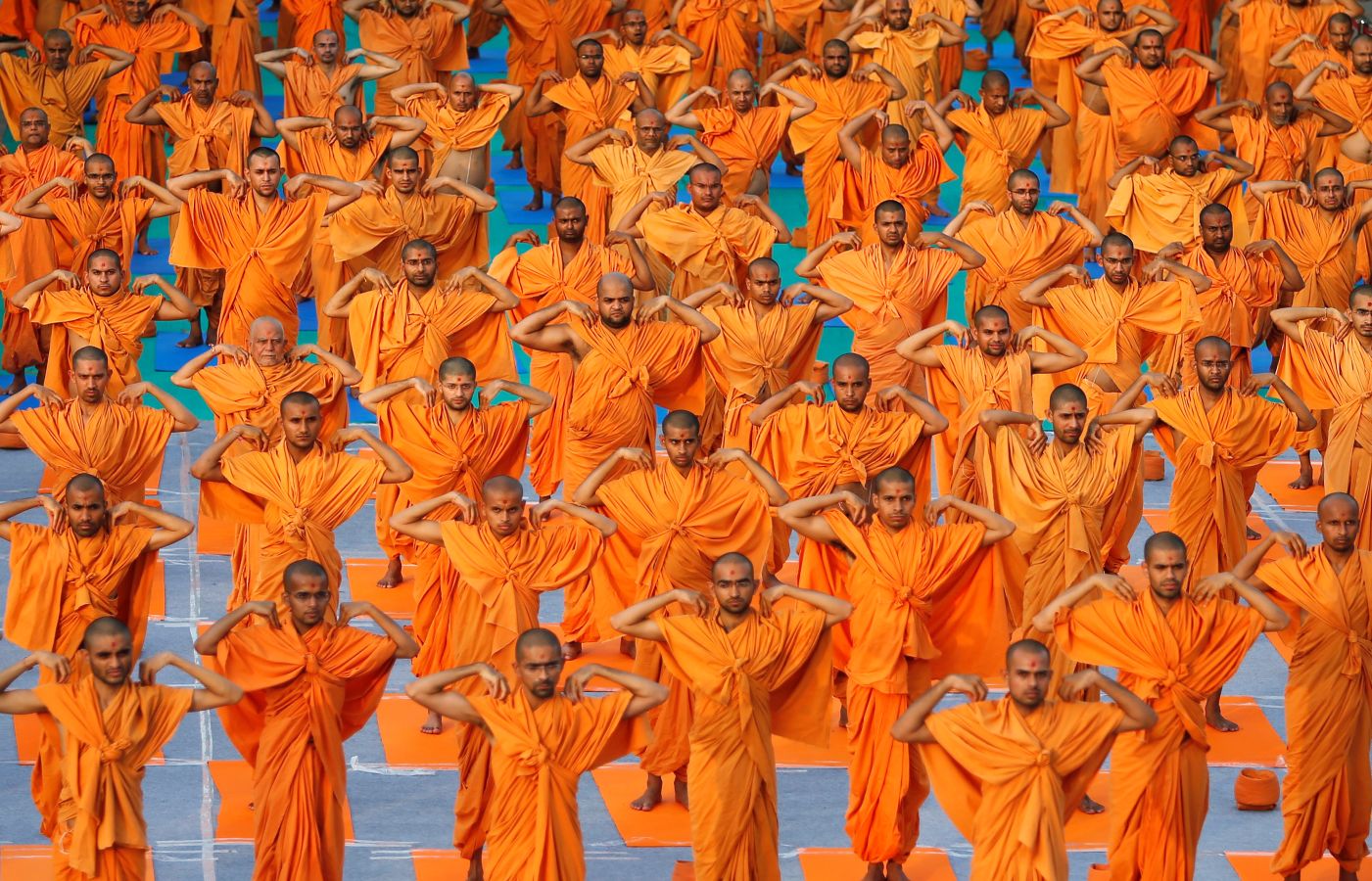 Este viernes se ha celebrado el Día Internacional del Yoga en todas las partes del mundo. Desde 2014 la ONU oficializó el 21 de junio como el Día Internacional del Yoga y cada vez son más las personas que participan. Actualmente más de 500 millones de personas practican yoga en el mundo. Una disciplina que suma adeptos gracias a la cantidad de beneficios que aporta en mente y cuerpo. 