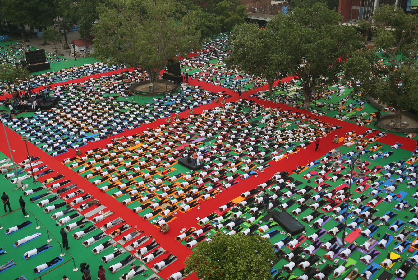 Este viernes se ha celebrado el Día Internacional del Yoga en todas las partes del mundo. Desde 2014 la ONU oficializó el 21 de junio como el Día Internacional del Yoga y cada vez son más las personas que participan. Actualmente más de 500 millones de personas practican yoga en el mundo. Una disciplina que suma adeptos gracias a la cantidad de beneficios que aporta en mente y cuerpo. 