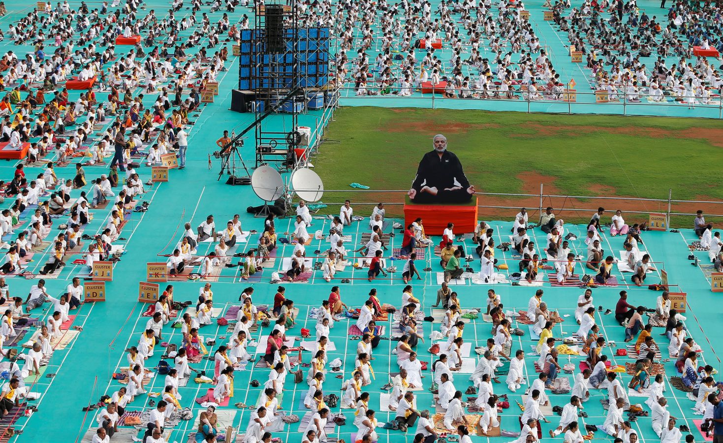 Este viernes se ha celebrado el Día Internacional del Yoga en todas las partes del mundo. Desde 2014 la ONU oficializó el 21 de junio como el Día Internacional del Yoga y cada vez son más las personas que participan. Actualmente más de 500 millones de personas practican yoga en el mundo. Una disciplina que suma adeptos gracias a la cantidad de beneficios que aporta en mente y cuerpo. 