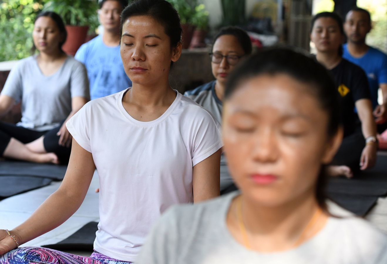 Este viernes se ha celebrado el Día Internacional del Yoga en todas las partes del mundo. Desde 2014 la ONU oficializó el 21 de junio como el Día Internacional del Yoga y cada vez son más las personas que participan. Actualmente más de 500 millones de personas practican yoga en el mundo. Una disciplina que suma adeptos gracias a la cantidad de beneficios que aporta en mente y cuerpo. 