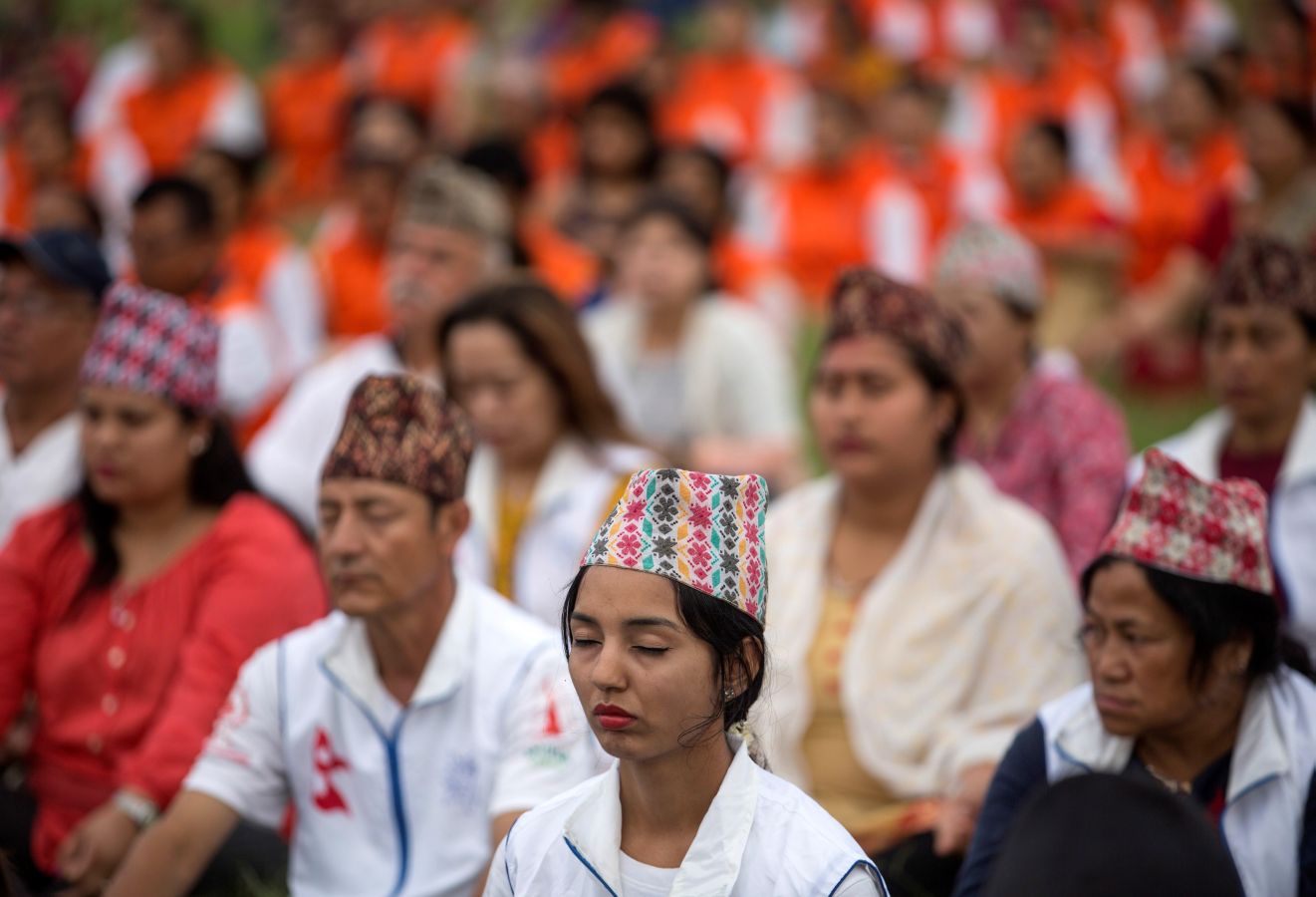 Este viernes se ha celebrado el Día Internacional del Yoga en todas las partes del mundo. Desde 2014 la ONU oficializó el 21 de junio como el Día Internacional del Yoga y cada vez son más las personas que participan. Actualmente más de 500 millones de personas practican yoga en el mundo. Una disciplina que suma adeptos gracias a la cantidad de beneficios que aporta en mente y cuerpo. 