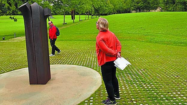 Las campas de Chillida Leku acogerán durante julio, agosto y septiembre actividades para adultos y talleres infantiles relacionados con la obra del escultor.