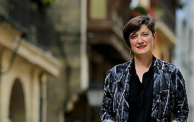 La nueva regidora, Aizpea Otaegi, pasea por las calles del centro de Errenteria.