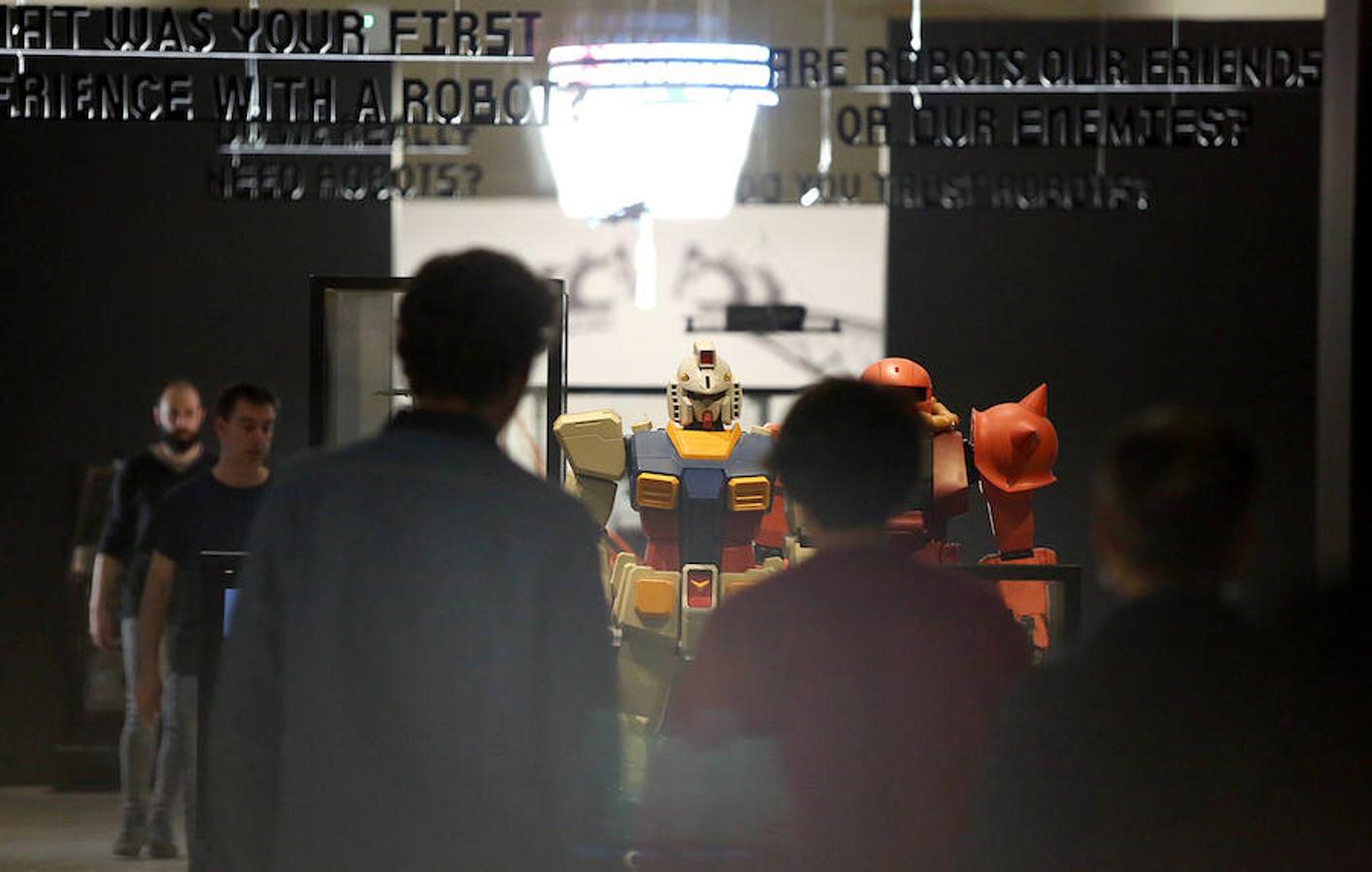 El Museo San Telmo ha presentado este viernes la exposición 'Hello, robot, el diseño entre el humano y la máquina', una muestra de Vitra Design Museum, MAK Vienna y Design Museum Gent, y comisariada por Amelie Klein, examina detalladamente el boom actual de la robótica.