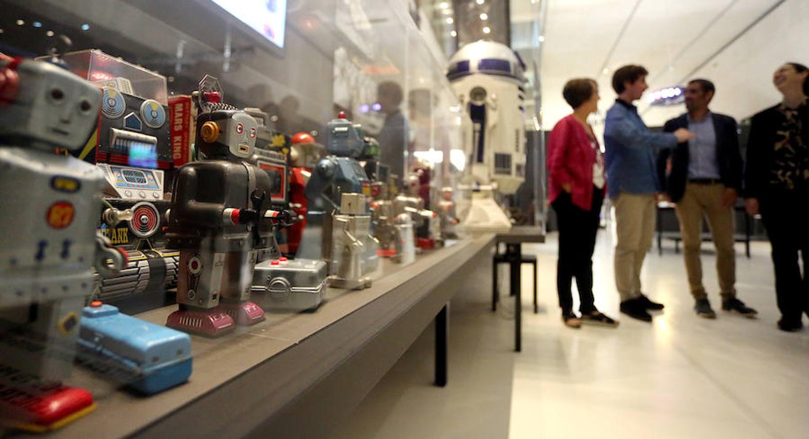 El Museo San Telmo ha presentado este viernes la exposición 'Hello, robot, el diseño entre el humano y la máquina', una muestra de Vitra Design Museum, MAK Vienna y Design Museum Gent, y comisariada por Amelie Klein, examina detalladamente el boom actual de la robótica.