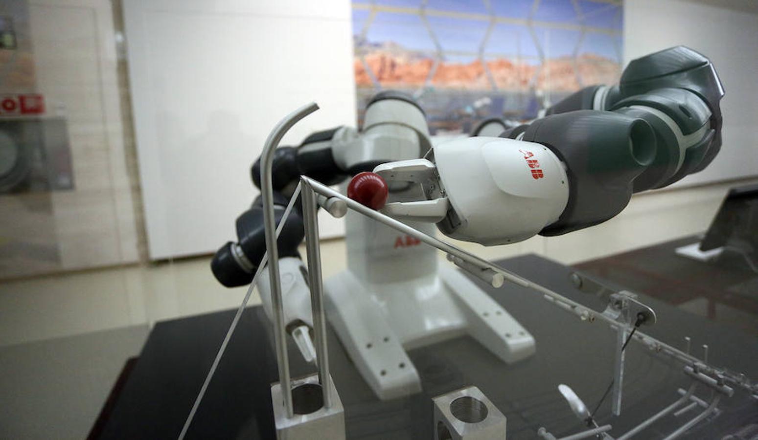 El Museo San Telmo ha presentado este viernes la exposición 'Hello, robot, el diseño entre el humano y la máquina', una muestra de Vitra Design Museum, MAK Vienna y Design Museum Gent, y comisariada por Amelie Klein, examina detalladamente el boom actual de la robótica.