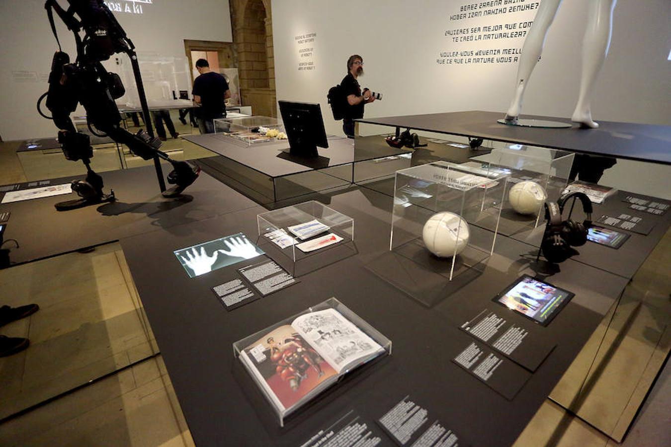 El Museo San Telmo ha presentado este viernes la exposición 'Hello, robot, el diseño entre el humano y la máquina', una muestra de Vitra Design Museum, MAK Vienna y Design Museum Gent, y comisariada por Amelie Klein, examina detalladamente el boom actual de la robótica.