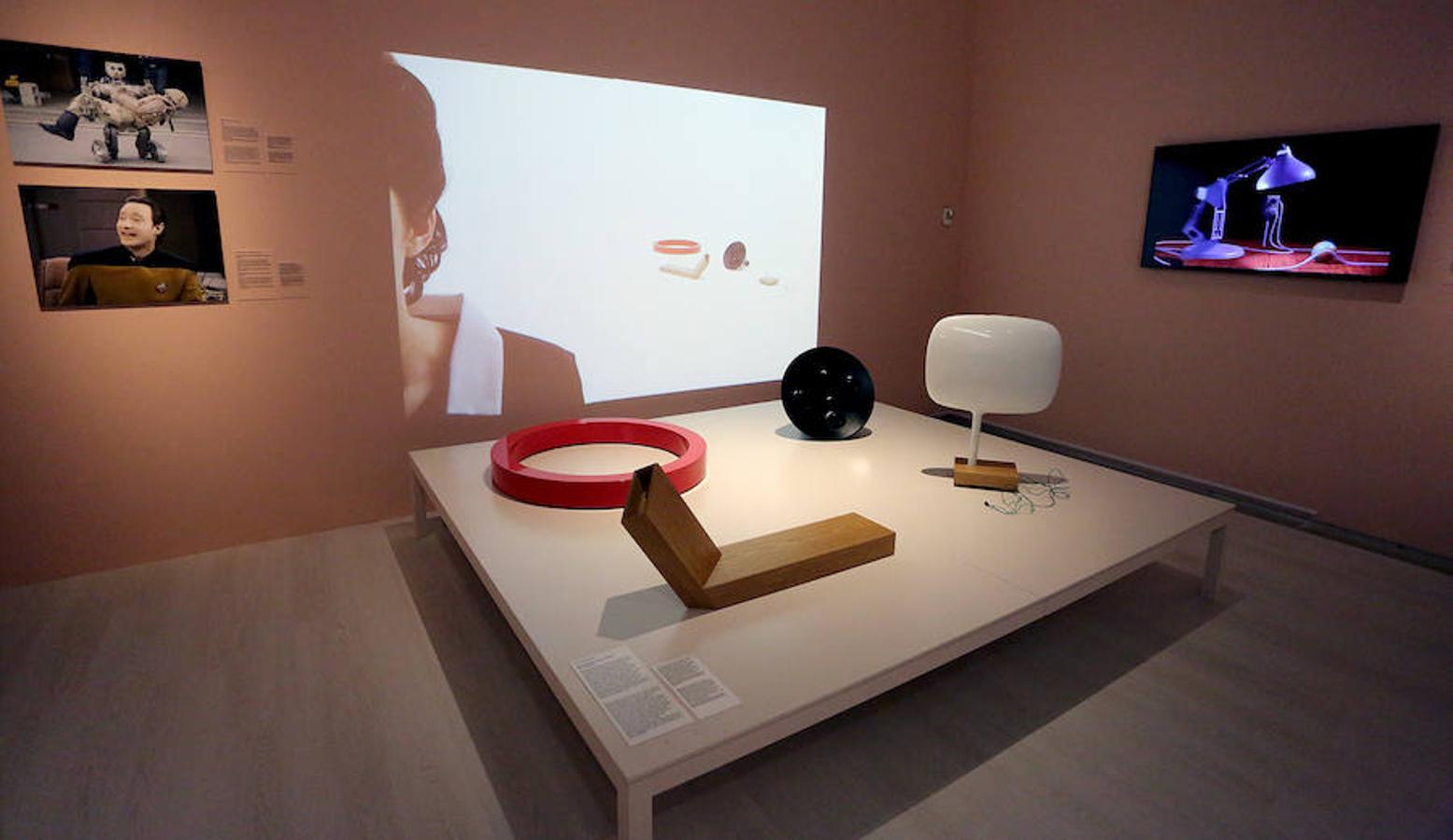 El Museo San Telmo ha presentado este viernes la exposición 'Hello, robot, el diseño entre el humano y la máquina', una muestra de Vitra Design Museum, MAK Vienna y Design Museum Gent, y comisariada por Amelie Klein, examina detalladamente el boom actual de la robótica.