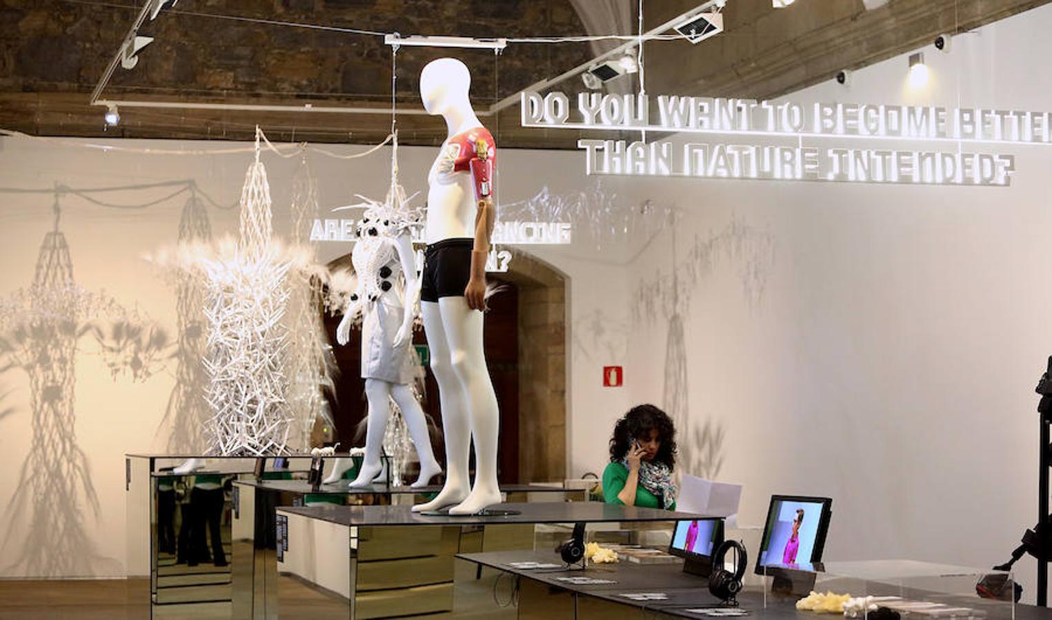 El Museo San Telmo ha presentado este viernes la exposición 'Hello, robot, el diseño entre el humano y la máquina', una muestra de Vitra Design Museum, MAK Vienna y Design Museum Gent, y comisariada por Amelie Klein, examina detalladamente el boom actual de la robótica.