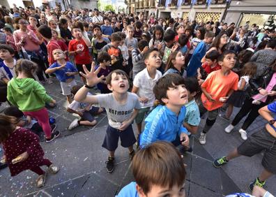 Imagen secundaria 1 - Tolosa ya vibra con sus Sanjuanes